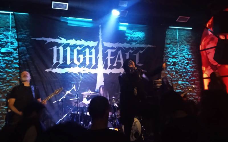 title-horns-up_LmncynVV